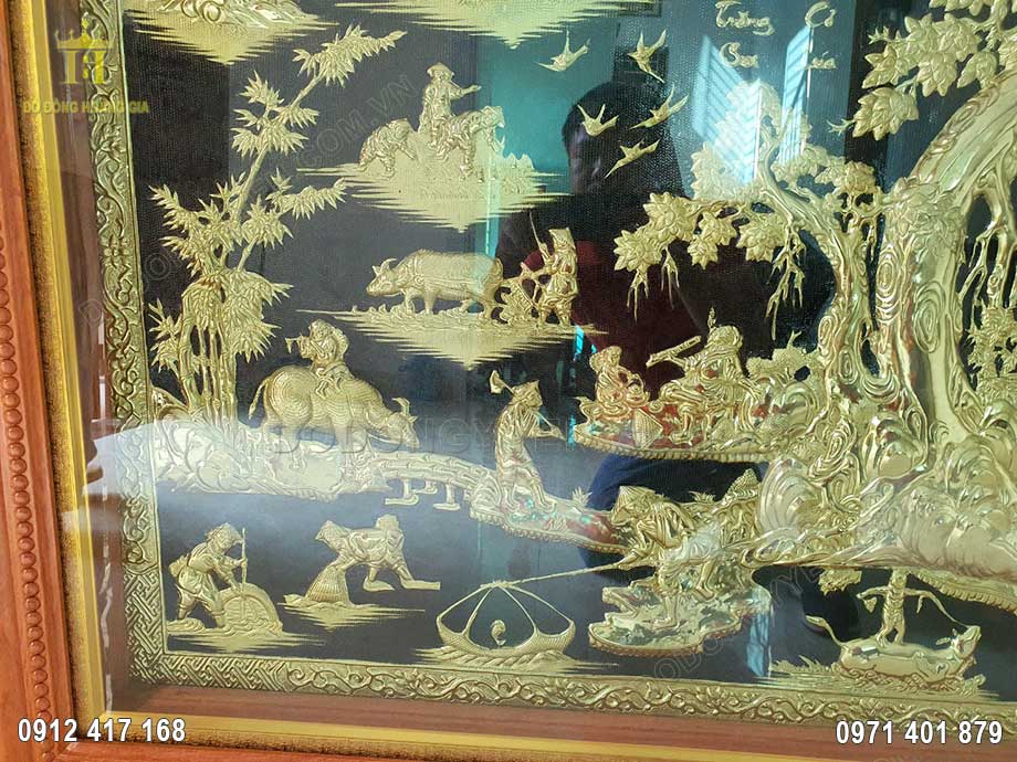 Từng họa tiết hoa văn tr&ecirc;n vật phẩm đều được c&aacute;c nghệ nh&acirc;n chăm ch&uacute;t tỉ mỉ, sắc n&eacute;t